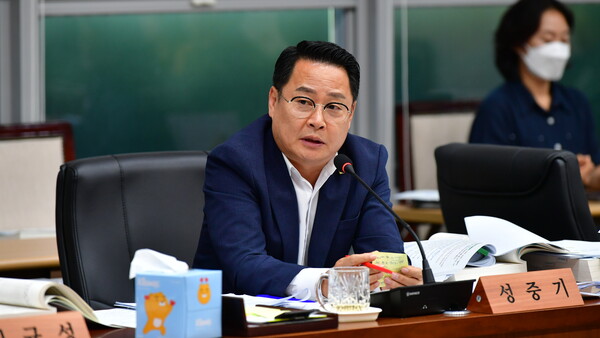완주군의회 성중기 의원이 완주군에 설치·운영 중인 위원회가 제 기능을 할 수 있도록 재정비를 촉구했다고 18일 밝혔다. ⓒ완주군의회 제공 완주군의회 성중기 의원이 완주군에 설치·운영 중인 위원회가 제 기능을 할 수 있도록 재정비를 촉구했다고 18일 밝혔다. ⓒ완주군의회 제공