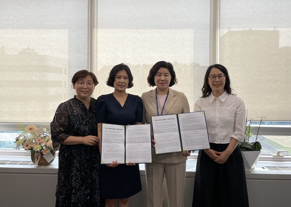 전주시는 26일 포레나 전주에코시티(덕진구 세병로 21) 공동주택 내 국공립어린이집 운영을 위해 선정된 수탁자와 위탁관리 협약을 체결했다. ⓒ전주시청 