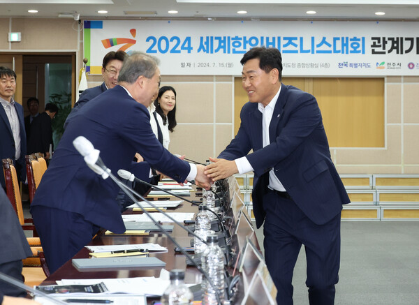 김관영 전북특별자치도지사는 15일 "세계 각국에서 한인 CEO들이 전북을 방문하는 만큼 비즈니스 성과뿐만 아니라 소중한 손님들이 내집 같은 편안함과 고향의 포근함을 느낄 수 있도록 세심하게 준비하겠다"라고 말했다. ⓒ전북도청