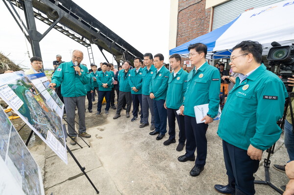 국회 행정안전위원회와 농림축산식품해양수산위원회 소속 의원들, 행정안전부·산림청·전북특별자치도 간부 공무원, 농어촌공사 관계자 등 10여 명이 익산을 방문해 수해 현장을 점검했다. ⓒ익산시청 제공