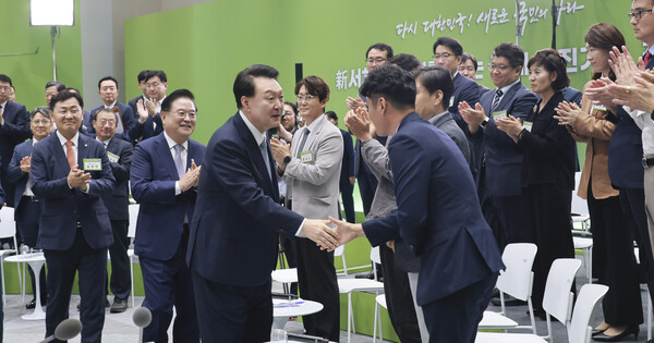 윤석열 대통령은 18일 전북특별자치도를 찾아 민생토론회를 열고, 신(新)서해안 시대의 경제 전진기지로 전북이 도약할 수 있도록 지원하겠다고 밝혔다. ⓒ전북도청 윤석열 대통령은 18일 전북특별자치도를 찾아 민생토론회를 열고, 신(新)서해안 시대의 경제 전진기지로 전북이 도약할 수 있도록 지원하겠다고 밝혔다. ⓒ전북도청