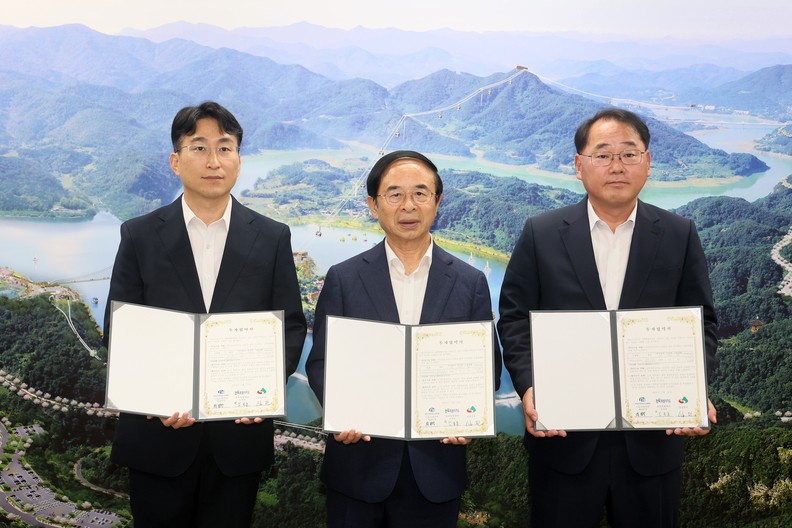 (왼쪽부터) 최범락 (주)뉴트라코어 대표, 심민 군수, 김종훈 경제부지사. ⓒ임실군청