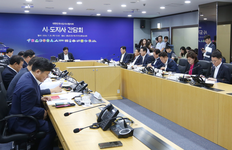 김관영 전북특별자치도지사가 25일 충남도청에서 열린 ‘제7회 중앙지방협력회의’에 참석했다. 김 지사는 이 자리에서 저출생 대응 등 중앙정부와 지방정부 간 협력 방안을 모색했다. ⓒ전북도청 제공