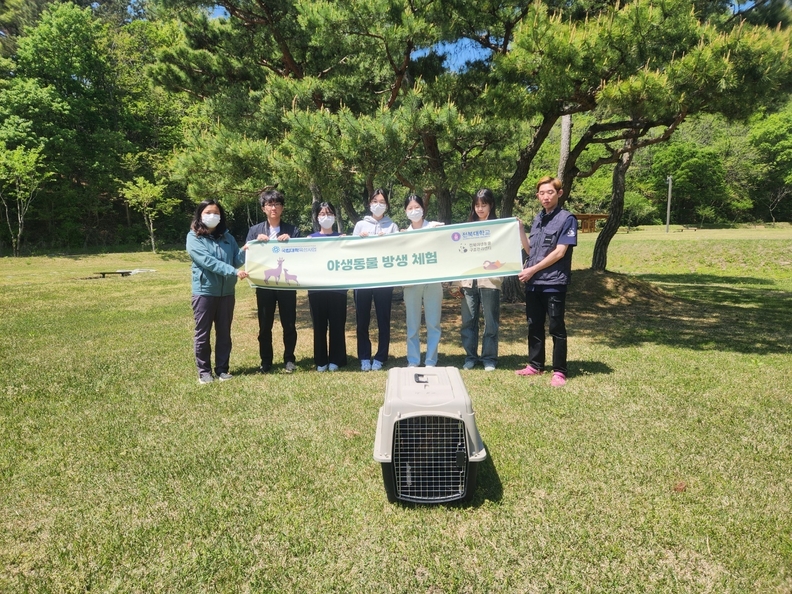 전북야생동물구조관리센터(센터장 한재익)는 개소 15주년을 맞아 치료를 마친 수리부엉이를 지난달 30일 익산시 미륵산 인근 자연으로 방생했다.고 1일 밝혔다. ⓒ전북대학교