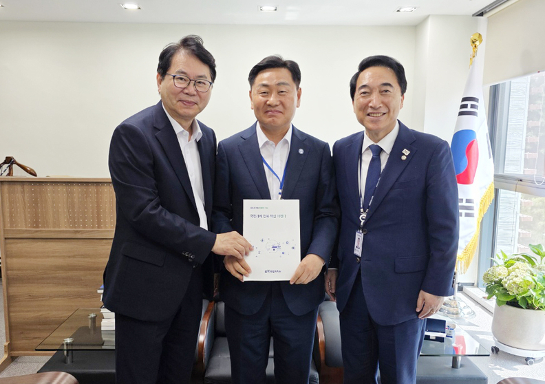 (왼쪽부터) 이한주 국정기획위원장, 김관영 전북지사, 박수현 국가균형성장특위 위원장. ⓒ전북특별자치도청