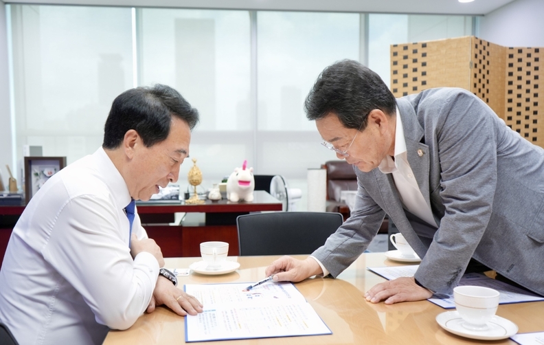 권익현 부안군수(오른쪽)와 국가균형발전특별위원회 박수현 위원장. ⓒ부안군청