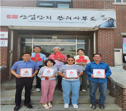 (왼쪽 윗줄부터) 서군산산업단지 관리소장(정준기), 옥구읍지역사회보장협의체 민간위원장(전근식), 옥구읍장(손수경), ㈜태랑(박헌), ㈜삼호네트(박남민), ㈜세원이엔에스(정지민), 서진공사(이옥구) ⓒ군산시청