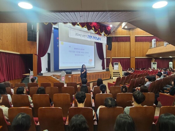 전주시는 17일 시청 강당에서 전주시와 전주시시설관리공단의 신규임용자와 대민업무 담당 직원 등 250여 명을 대상으로 ‘2024년 상반기 청원 친절교육 특강’을 실시했다. ⓒ전주시청 제공 전주시는 17일 시청 강당에서 전주시와 전주시시설관리공단의 신규임용자와 대민업무 담당 직원 등 250여 명을 대상으로 ‘2024년 상반기 청원 친절교육 특강’을 실시했다. ⓒ전주시청 제공