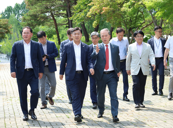 김관영 전북지사는 1일 민선 8기 첫날 전북대학교를 찾아 110여일 앞으로 다가온 제22차 세계한인비즈니스대회 사전 준비상황을 직접 면밀히 점검했다. ⓒ전북도청 김관영 전북지사는 1일 민선 8기 첫날 전북대학교를 찾아 110여일 앞으로 다가온 제22차 세계한인비즈니스대회 사전 준비상황을 직접 면밀히 점검했다. ⓒ전북도청